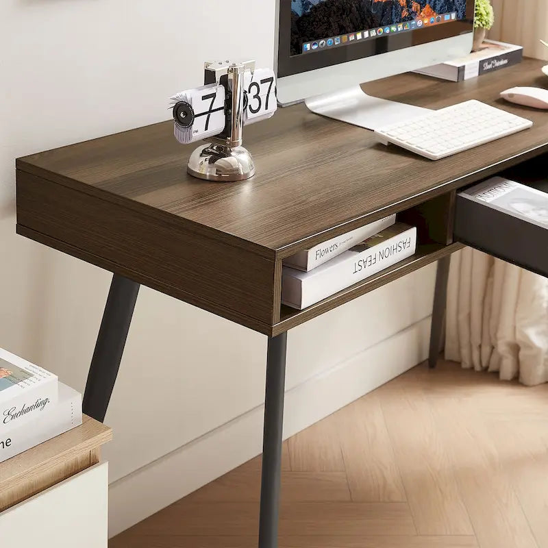 Bureau de style Mid-Century Modern avec ports USB, prise électrique et tiroirs de rangement
