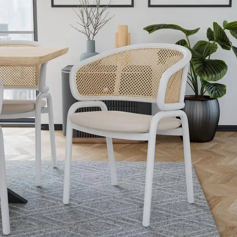 Chaise de salle à manger moderne et élégante avec dossier en rotin et pieds en acier